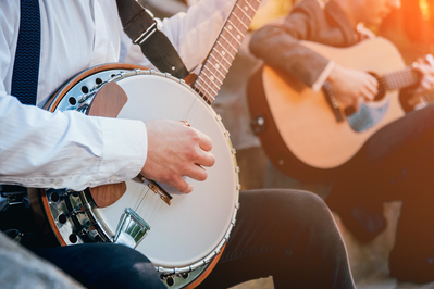musician plays banjo